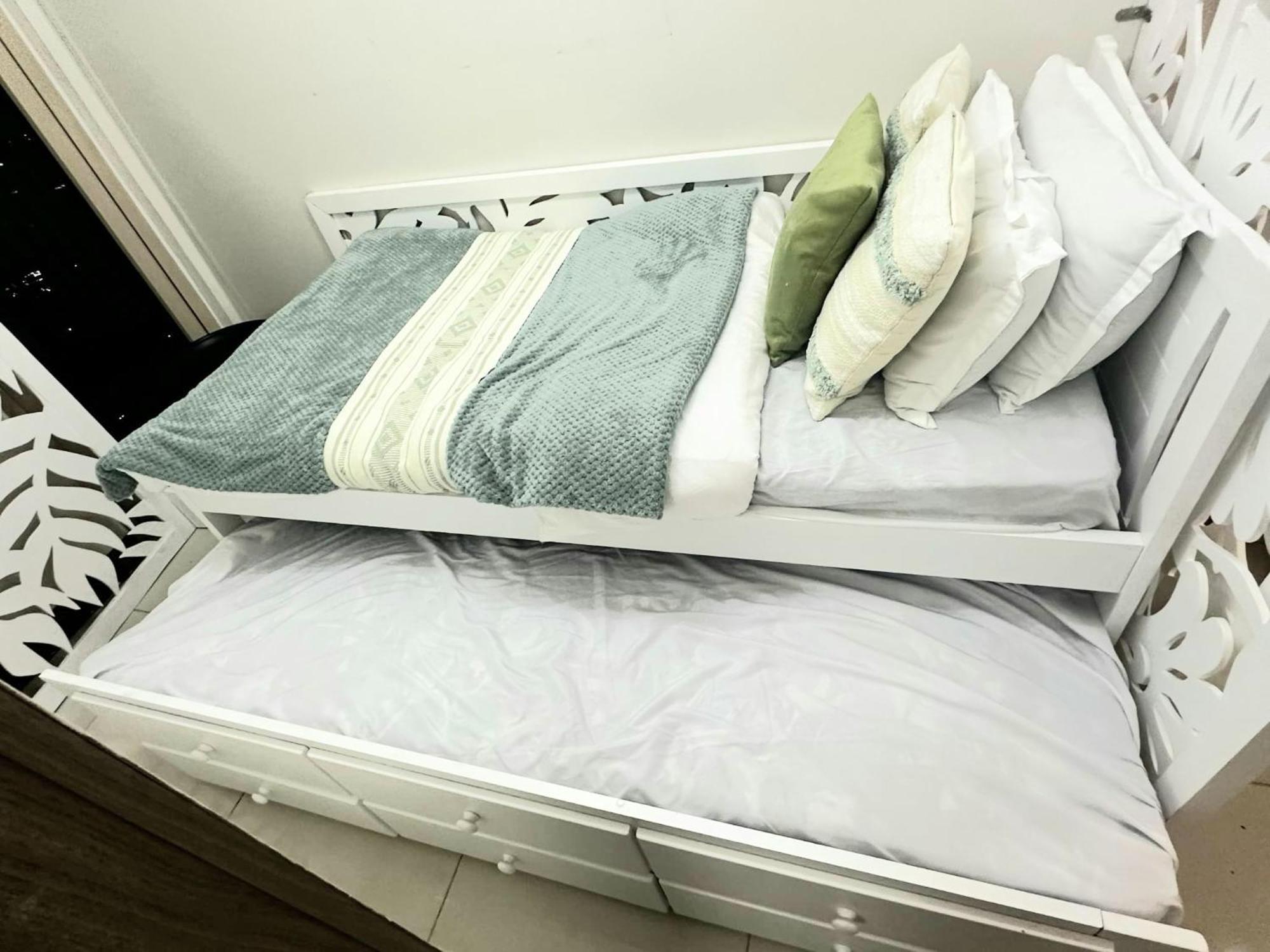 Coast Stay By J 40Th Floor Penthouse Манила Екстериор снимка